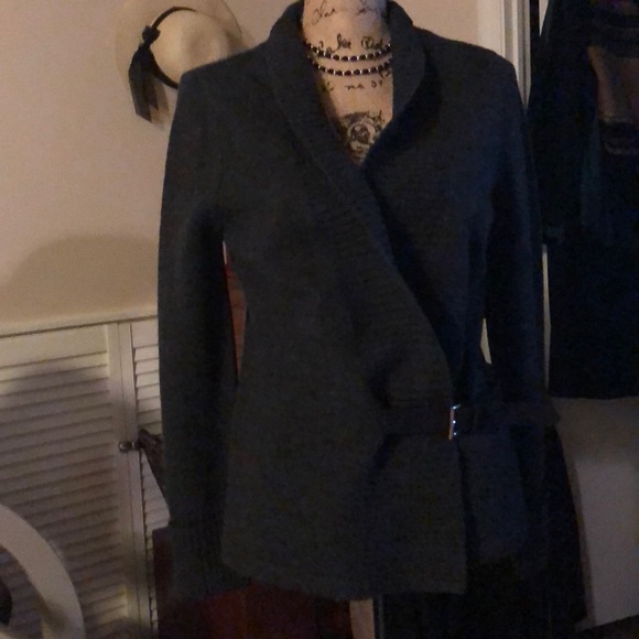 Grey Merino Wool Sweater with a tab and buckle - Picture 2 of 7